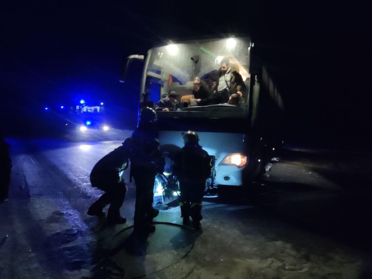 На запорожской трассе автобус с иностранцами застрял на трассе