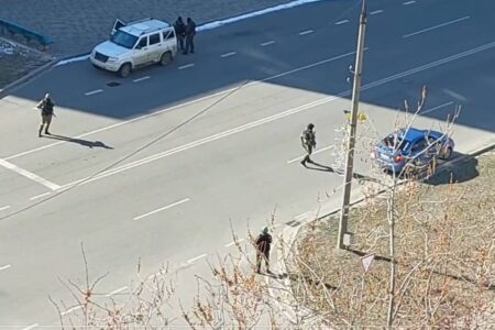 В Енергодарі окупанти зупиняють цивільні автівки і проводять обшуки (ВІДЕО)