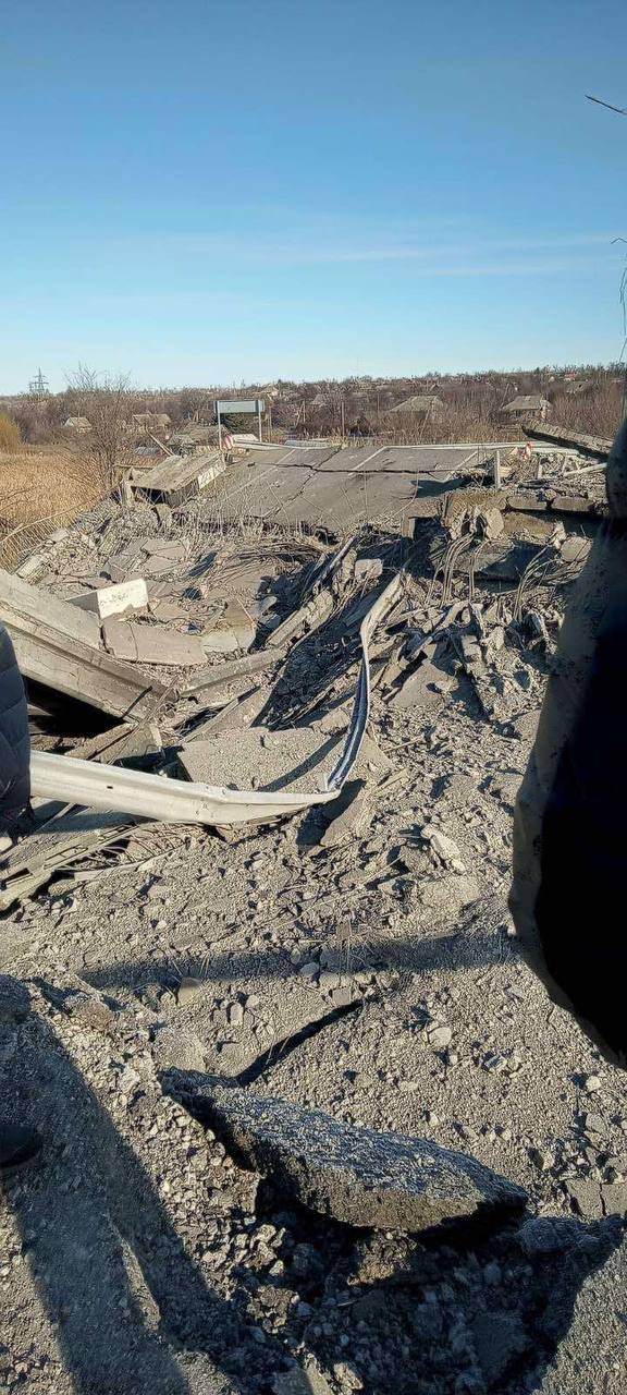 На трассе Мелитополь - Запорожье подорвали автомобильный мост (фото)
