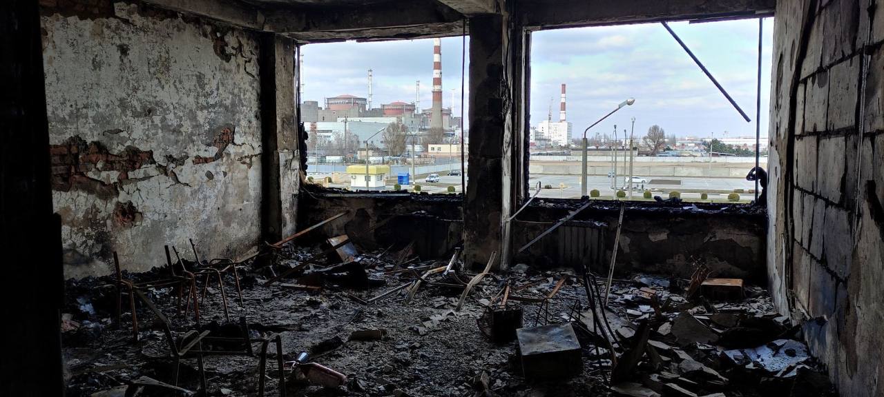 Российские оккупанты полностью разрушили корпус Учебно-тренировочного центра ЗАЭС