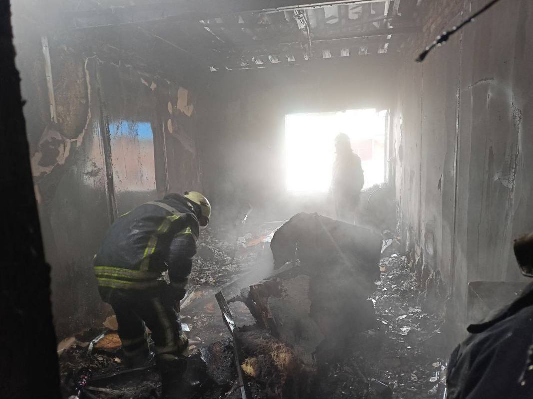 В Запорожской области из-за обстрелов врага сгорел двухэтажный дом (фото)