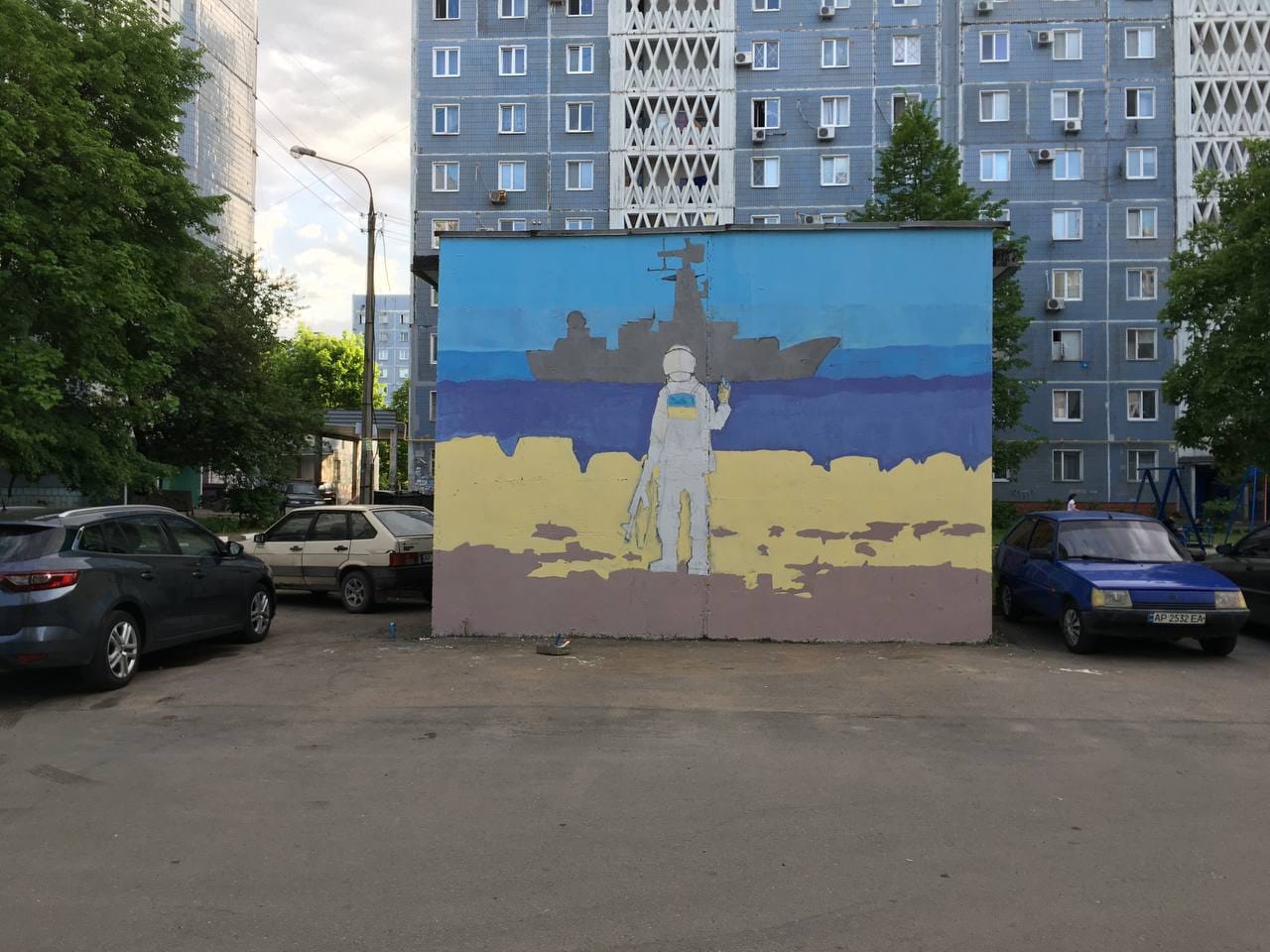 В Запорожье на улице появился арт с "русским кораблем" (фото)