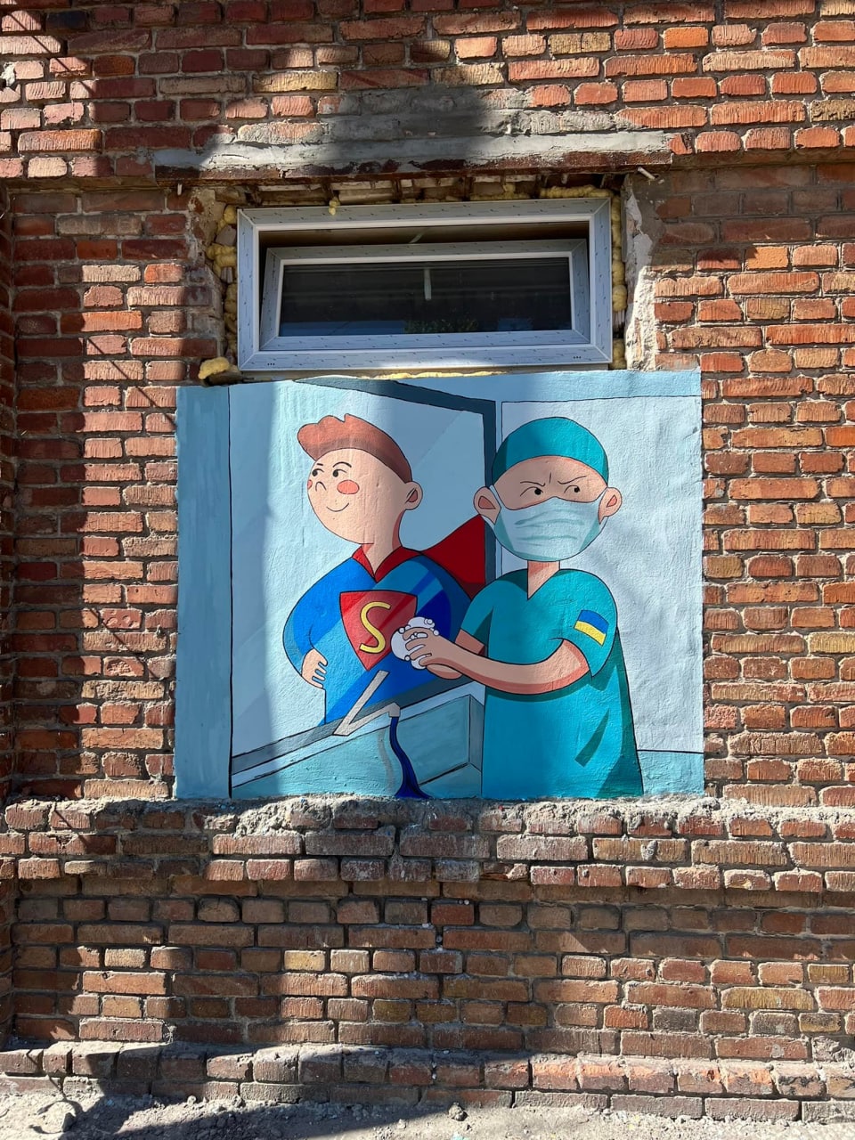 В Запорожье на стенах госпиталя появились 13 патриотичных картин (фото)