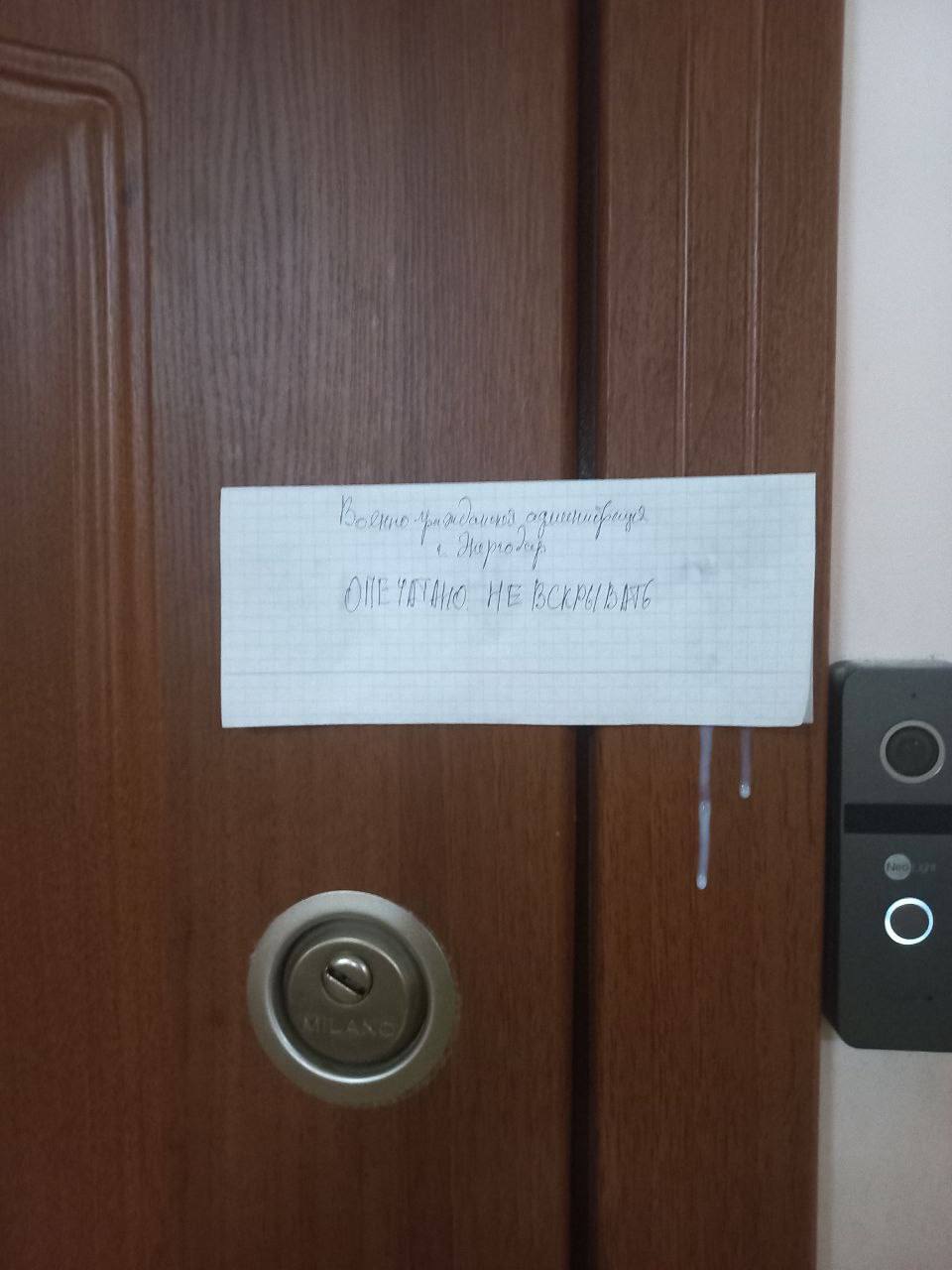 Российские оккупанты вломились в квартиру мэра Энергодара (фото)