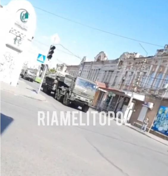 Через Мелитополь в сторону Запорожья оккупанты продолжают стягивать технику (фото)