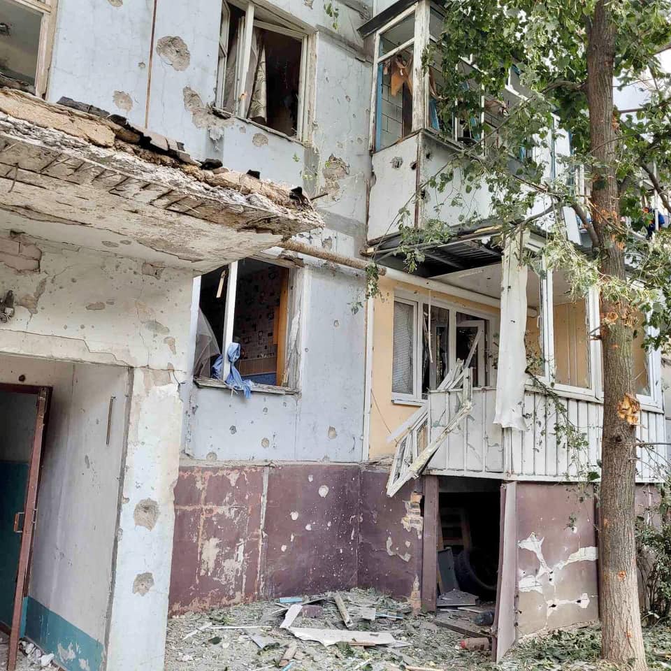 Один погиб, один тяжело ранен - в сети показали последствия вражеского обстрела поселка в Запорожской области (фото)