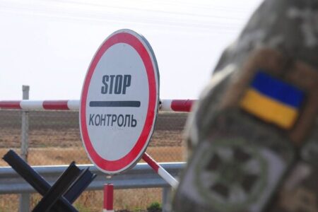 На пункті виїзду чоловіків без довідки з військкомату не випускають із Запоріжжя на окуповані території
