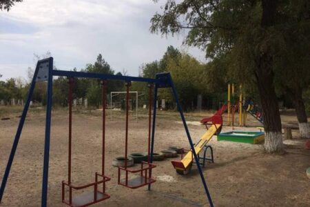 У Мелітополі рашисти вкрали зі складів дитячі майданчики