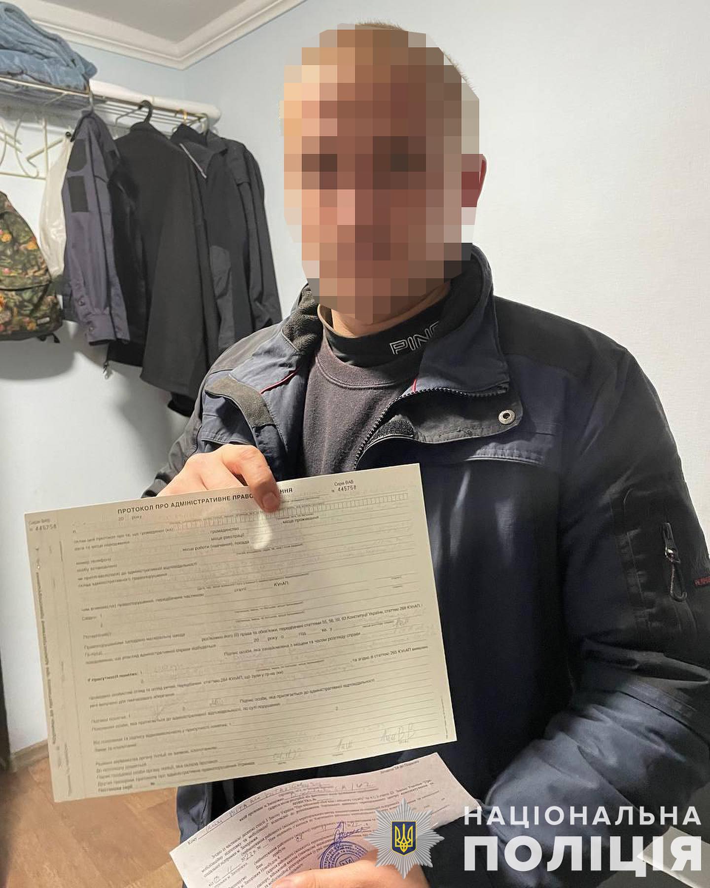 В Запорожье парень за стрельбу по мусорным бакам получил приглашение в военкомат (фото)